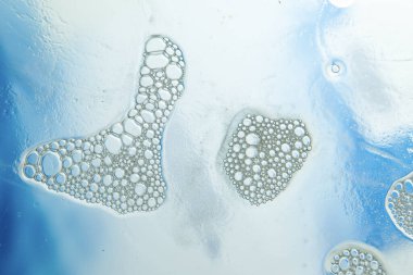 Arkaplanda mavi ve beyaz köpük teması var