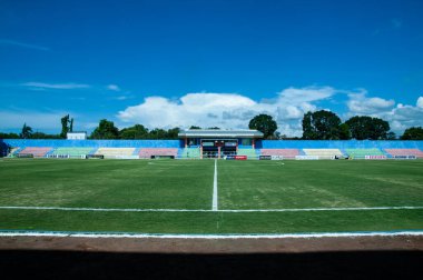 Pasuruan, Endonezya - 3 Mayıs 2014: Pasuruan, Endonezya 'daki Untung Suropati Futbol Stadyumu gün içinde çimlerin uzaması gibi görünüyor