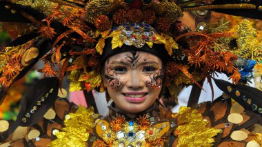 Pasuruan, Endonezya - 26 Şubat 2012: Pasuruan Şehri, Endonezya 'nın yıldönümü anısına kostüm geçidi