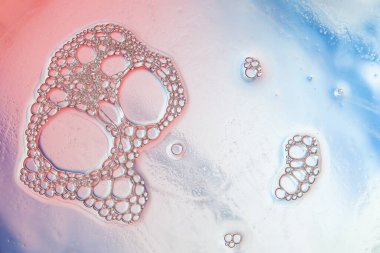 Su rengi baloncuklarından gelen çok renkli bulanık desen. Arkaplan tasarımı