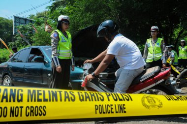 Probolinggo, Endonezya - 3 Mart 2013: Endonezya Polisi tarafından trafik kazalarının simülasyonu