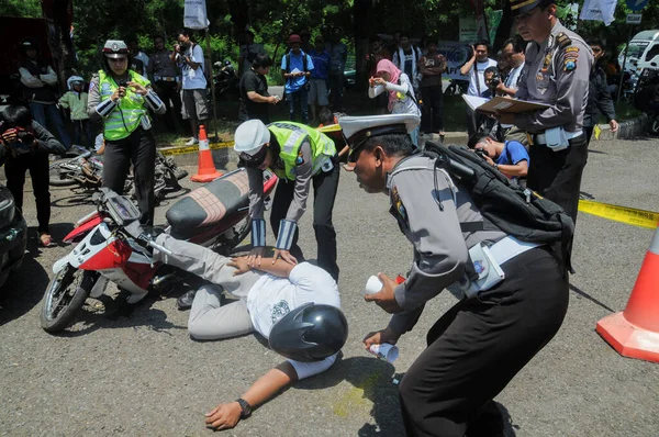 Probolinggo, Endonezya - 3 Mart 2013: Endonezya Polisi tarafından trafik kazalarının simülasyonu