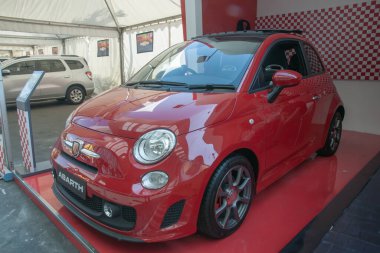 Surabaya, Endonezya - 1 Kasım 2014: Abarth 595, Endonezya 'nın Surabaya kentindeki otomotiv fuarında sergileniyor
