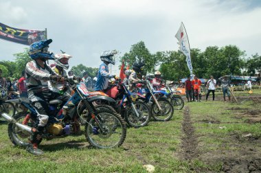 Pasuruan, Endonezya - 3 Şubat 2013: Motosiklet yarışçıları alt bölge seviyesinde yarışmaya hazırlanıyorlar