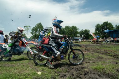 Pasuruan, Endonezya - 3 Şubat 2013: Motosiklet yarışçıları alt bölge seviyesinde yarışmaya hazırlanıyorlar