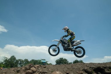 Pasuruan, Endonezya - 3 Şubat 2013: Motokros yarışçısı havada zıplıyor