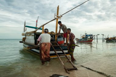 Probolinggo, Endonezya - 1 Aralık 2013: Gili Adaları sakinlerinin günlük aktiviteleri yakında kalkacak bir yolcu gemisi hazırlıyor