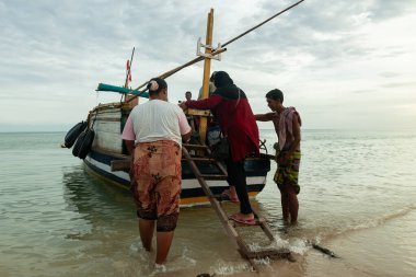 Probolinggo, Endonezya - 1 Aralık 2013: Gili ada sakinlerinin günlük aktiviteleri yakında kalkacak olan yolcu gemisine binmeye hazırlanıyor