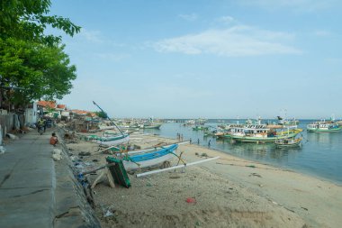 Probolinggo, Endonezya - 1 Aralık 2013: Pazar sabahı Gili Adası 'ndaki limanda birkaç yolcu teknesinin sahile eğildiği görüldü.