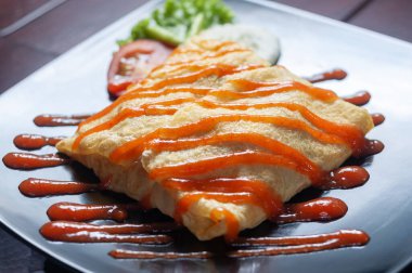 Pattaya pilavı kızarmış pirinçten yapılır ve çırpılmış yumurta karışımıyla kaplanır.