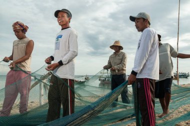Probolinggo, Endonezya - 30 Kasım 2014: Gili Adaları 'ndaki köylülerin günlük faaliyetleri denizde balık tutmak için kullanılmadan önce balık ağlarını onarıyor