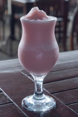 Buzlu Kırmızı Kadife Frappe Vanilya Kreması, Karamel Sosu ve Kurabiyelerden oluşur.