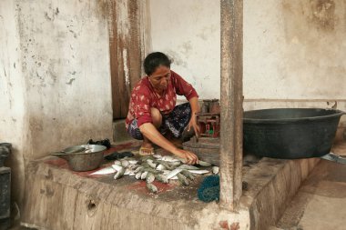 Problinggo, Endonezya - 30 Kasım 2014: Gili adalarında balıkçılar tarafından yakalanan balık yüzen bir kadının portresi