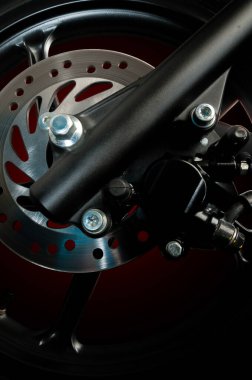 Kırmızı scooter tipi motorsikletin ön teker disk freni. 125 cc motor, otomatik şanzıman ve yakıt enjeksiyonu. İzole edilmiş