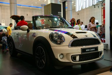 Surabaya, Endonezya - 1 Kasım 2014: Mini Cabrio resmi dağıtıcının önüne park edilmiştir. Bu araba üstü açık ve açık sürüş imkanı sunuyor. Yumuşak kapak elektrikle açılabilir.