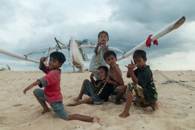 Problinggo, Endonezya - 30 Kasım 2014: Gün batımında sahilde birkaç Gili Adası çocuğunun portresi