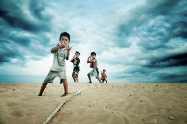 Problinggo, Endonezya - 30 Kasım 2014: Gün batımında sahilde birkaç Gili Adası çocuğunun portresi