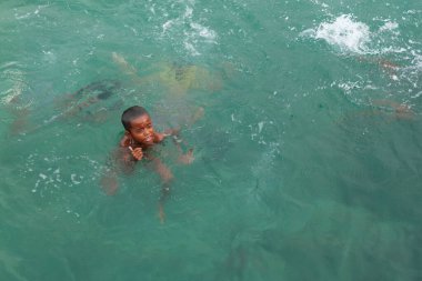 Problinggo, Endonezya - 30 Kasım 2014: Gili Adası sahilinde yüzen bir çocuğun portresi