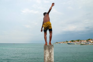 Problinggo, Endonezya - 30 Kasım 2014: Gili Adalı bir çocuğun portresi suya atlamaya hazır