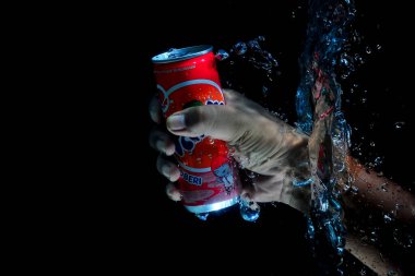 Pasuruan, Endonezya - 12 Ağustos 2012: Fanta ünlü bir soda içeceğidir. Sudan taze çıktı.