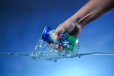 Pasuruan, Endonezya - 12 Ağustos 2012: Sprite ünlü bir soda içeceğidir. Sudan taze çıktı.
