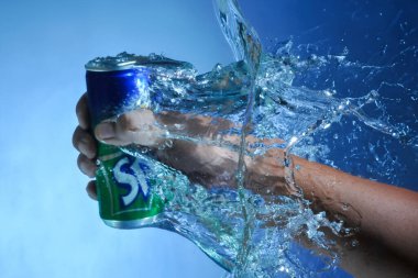 Pasuruan, Endonezya - 12 Ağustos 2012: Sprite ünlü bir soda içeceğidir. Sudan taze çıktı.