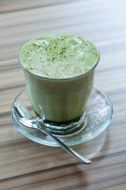 Bardakla servis edilen sıcak yeşil çay.
