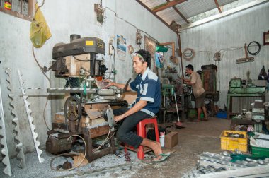 Pasuruan, Endonezya - 16 Ocak 2014: Torna atölyesi çalışanları metal işçiliği yapıyor