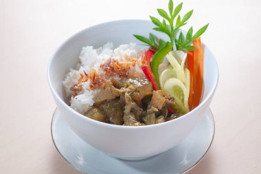 Nasi Mangkuk Kikil Lombok Ijo veya Yeşil Biber Biftek Yumuşak Kemik Pirinç Kasesi Sebzeli