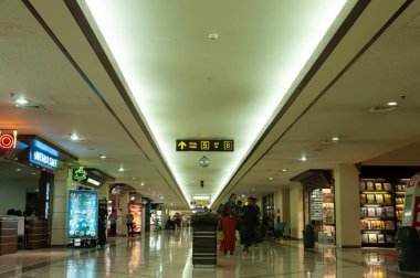 Surabaya, Endonezya - 28 Nisan 2014: Juanda Havaalanı 'na giriş ve çıkış koridorları, Surabaya, Endonezya