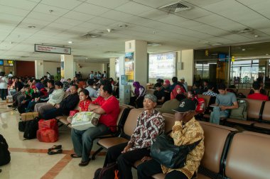 Surabaya, Endonezya - 28 Nisan 2014: Juanda Havaalanı Terminali, Surabaya, Endonezya
