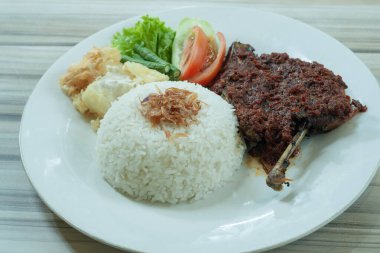 Nasi Bebek Sambal veya Baharatlı Soslu Ördek Pirinci sebzeli