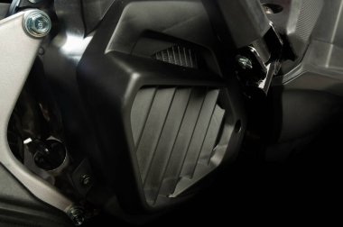 Kırmızı scooter tipi bir motosiklet. 125 cc motor, otomatik şanzıman ve yakıt enjeksiyonu. İzole edilmiş