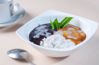 Bubur Sumsum veya mısır gevreği lapası kasede servis edilir.