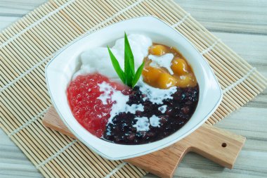 Bubur Sumsum Ketan Hitam veya Black Sticky Rice Multi mısır gevreği lapası, palmiye şekeriyle servis edilir.