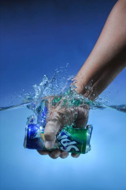 Pasuruan, Endonezya - 12 Ağustos 2012: Sprite ünlü bir soda içeceğidir. Sudan taze çıktı.