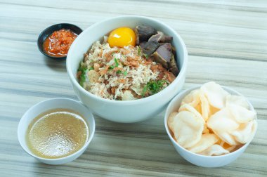 Bubur Kampiun Padang veya Padang Endonezya 'dan özel lapa. Dilimlenmiş sığır eti ve kızarmış yumurtadan oluşur.