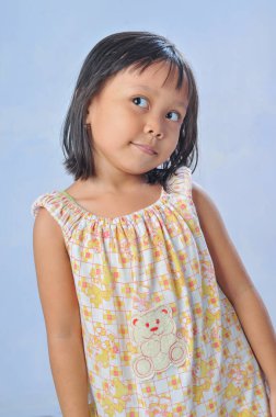 Meraklı Endonezyalı küçük bir kızın portresi.