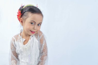 Genç Asyalı bir kız. Cava Geleneksel giysileri giyiyor. Hoş bir duruşu var. Boşluğu kopyala