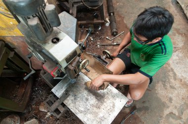 Pasuruan, Endonezya - 17 Ocak 2014: Torna atölyesi çalışanları metal işçiliği yapıyor