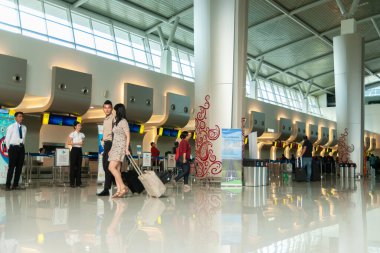 Surabaya, Endonezya - 28 Nisan 2014: Bazı yolcular Juanda Uluslararası Havaalanı, Surabaya, Endonezya