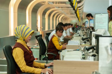 Surabaya, Endonezya - 28 Nisan 2014: kalkış bölgesinde bilet rezervasyonu yapacak uçuş bileti sağlayıcıları