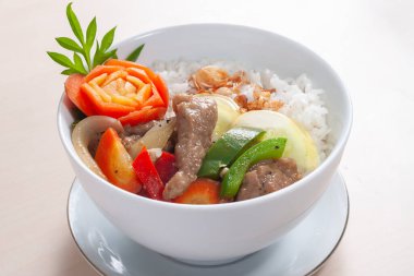 Nasi Sapi Lada Hitam ya da Baharatlı Sebzeli Biberli Biftek Pirinç Kasesi