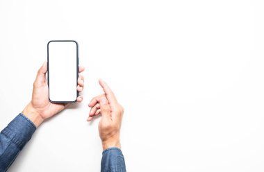 erkek el renk arkaplan üzerinde boş ekran ile akıllı telefon kullanıyor.