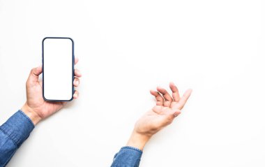 Erkek el, arka planda boş ekranlı akıllı telefon kullanıyor. Teknoloji ve bağlantı kavramları