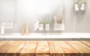 Seçici odaklanma. Bulanık mutfak tezgahının üstündeki ahşap masa üstü. Montaj ürünü görüntüleme veya tasarım için görsel anahtar düzeni.