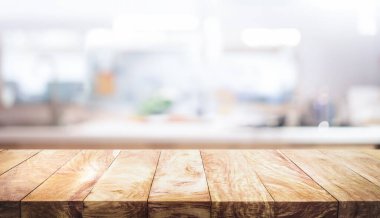 Seçici odaklanma. Bulanık mutfak tezgahının üzerindeki ahşap masa üstü. Montaj ürünü görüntüleme veya tasarım için görsel anahtar.