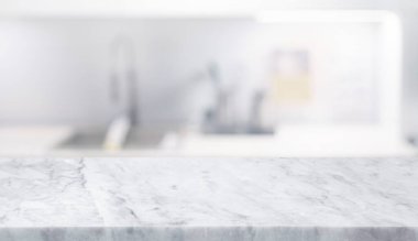 Seçici odak, bulanık beyaz mutfak arka planındaki mermer masa üstü. Montaj ürünü görüntüleme veya tasarım için görsel anahtar düzeni