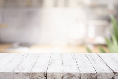 Seçici odaklanma. Bulanık mutfak tezgahında ahşap masa üstü