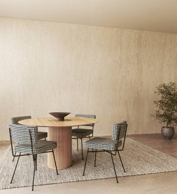Siyah-beyaz houndstooth sandalyeli, silindirik ahşap masa ve üç boyutlu dokulu minimalist alanı olan modern yemek alanı..